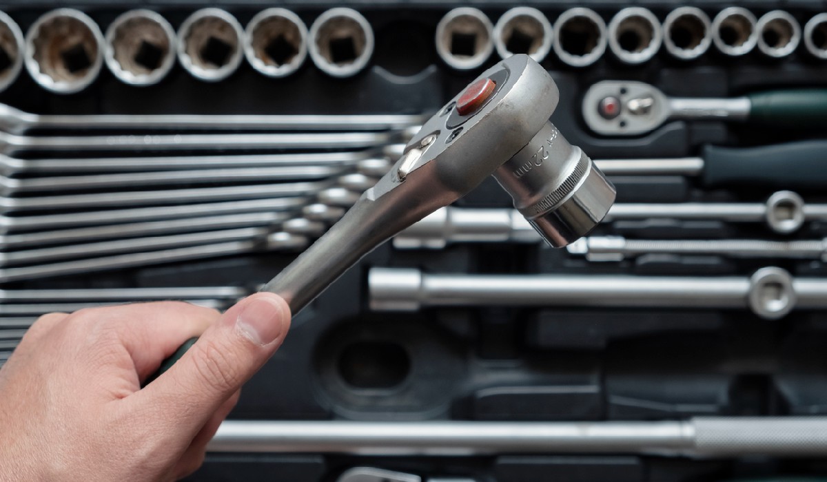 10 Basic Devices and Toolkits For Automobile Maintenance